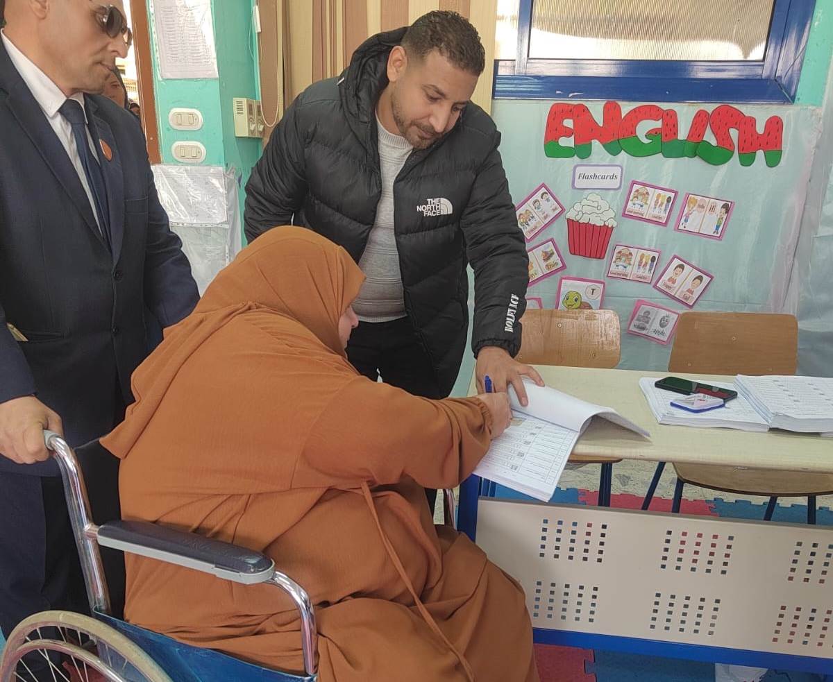 الحاجة زكية تدلي بصوتها في الانتخابات