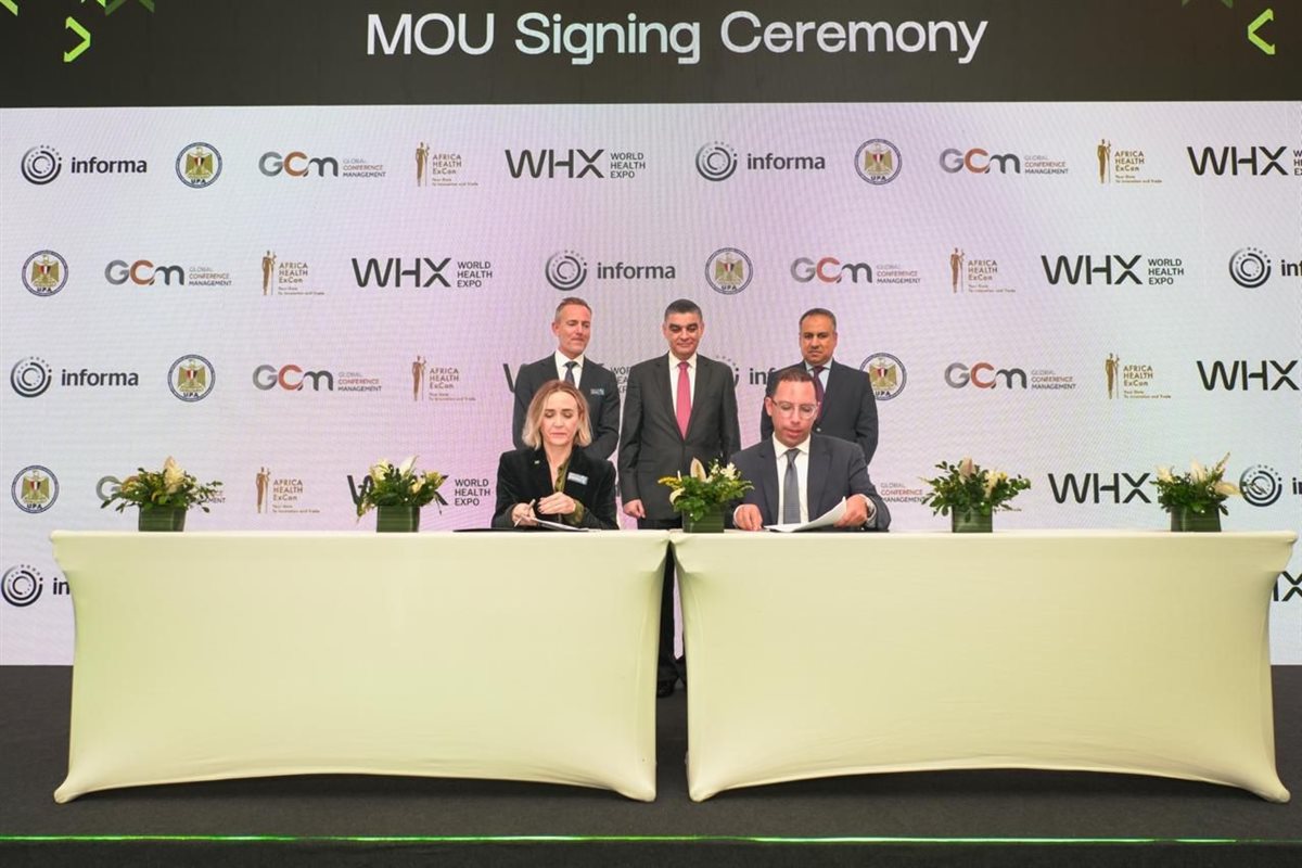 جانب من التوقيع