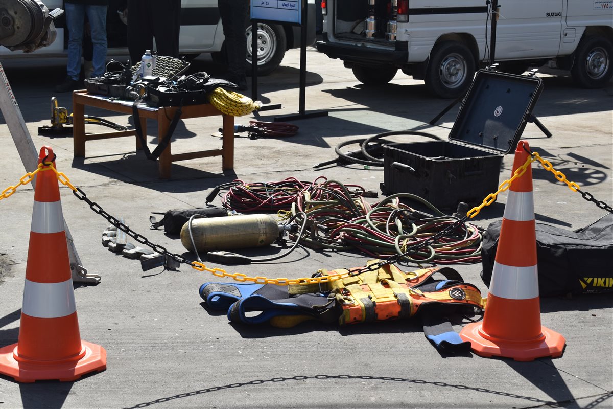 تجهيزات دقيقة لضمان سلامة غطاسي المجاري