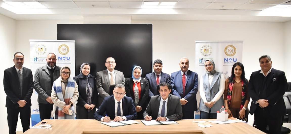 جانب من التوقيع 