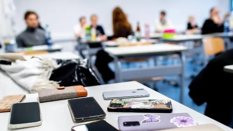 <strong>وزارة التعليم الإسرائيلية تحظر استخدام الهواتف الذكية في المدارس الابتدائية</strong>