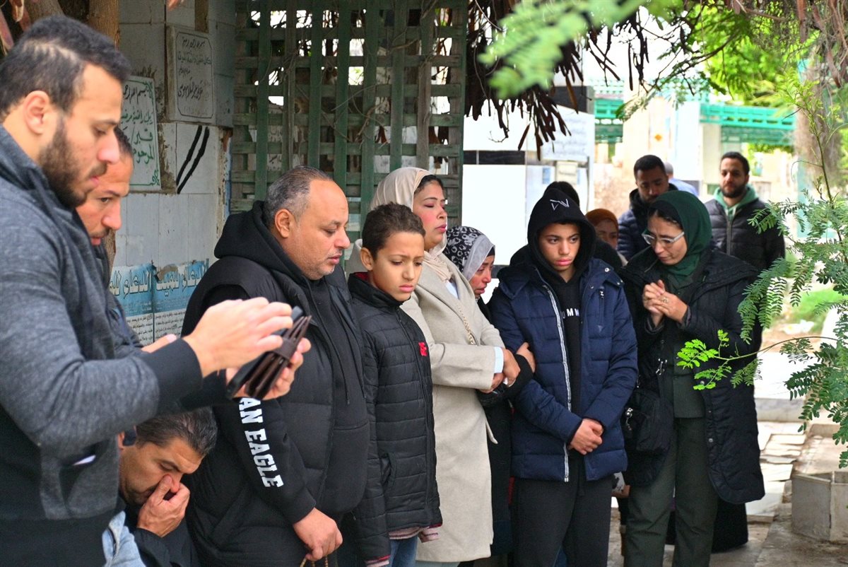 زملاء السباح يوسف من داخل المقابر