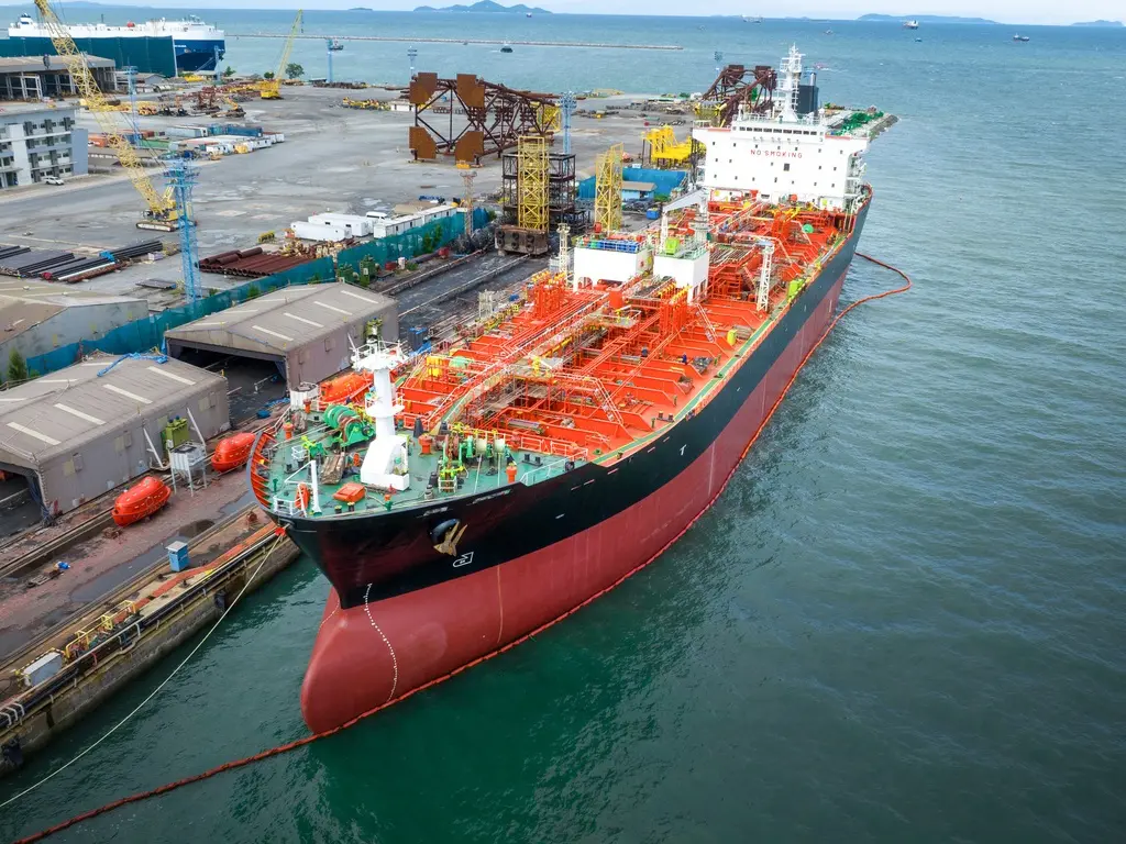 إيران تحتجز ناقلة نفط أجنبية في خليج عمان