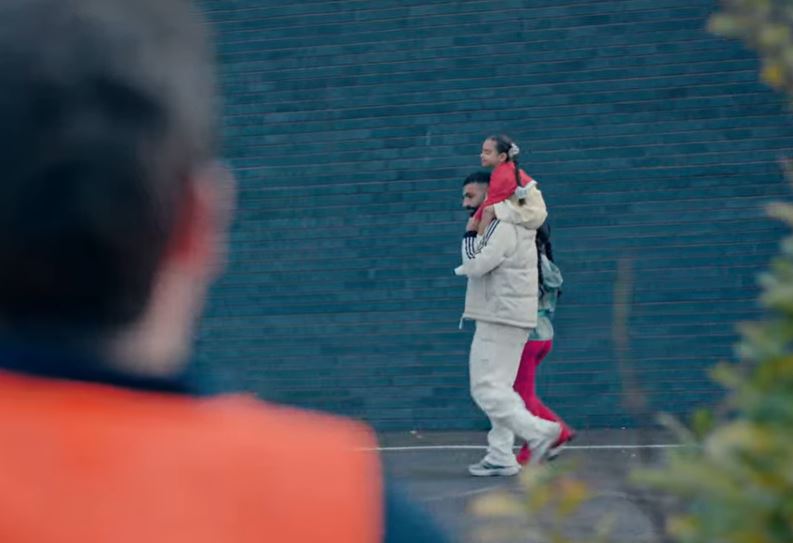 محمد صلاح مع بناته مكة وكيان