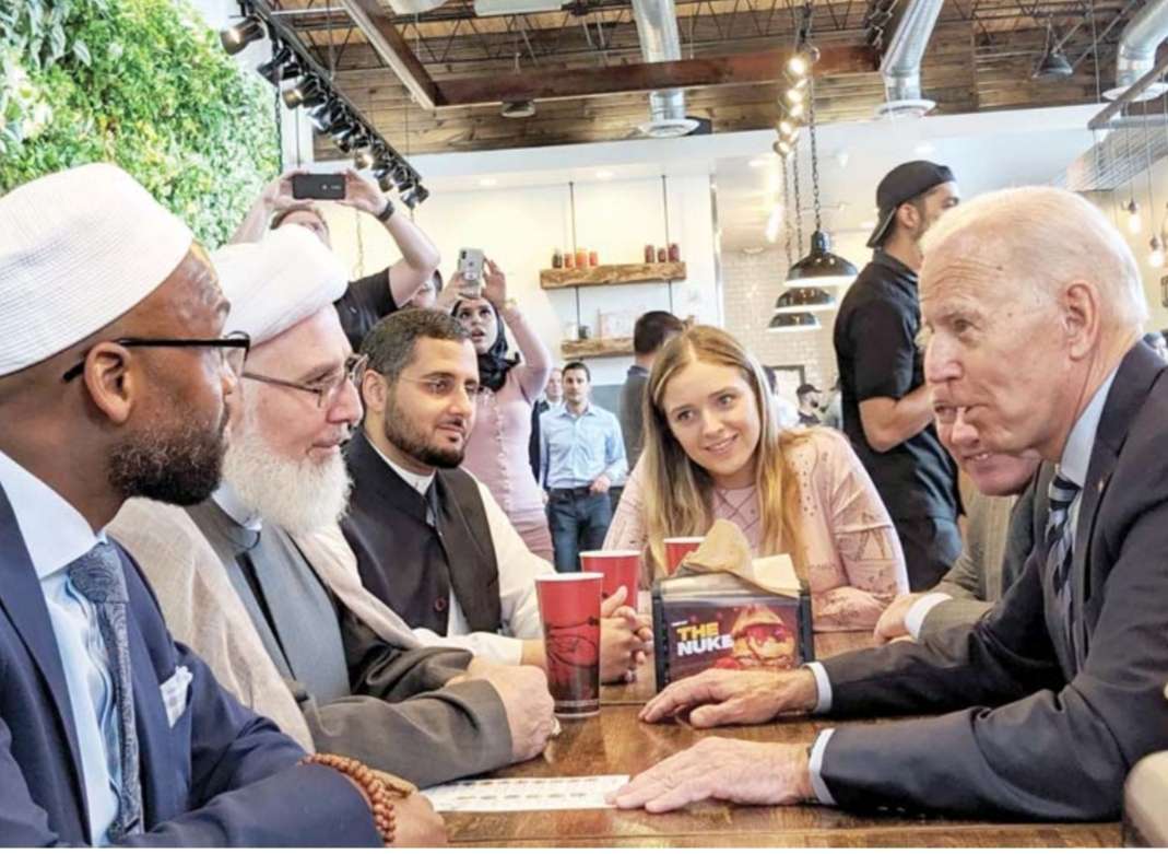 بايدن أثناء اجتماعه بالإخوان