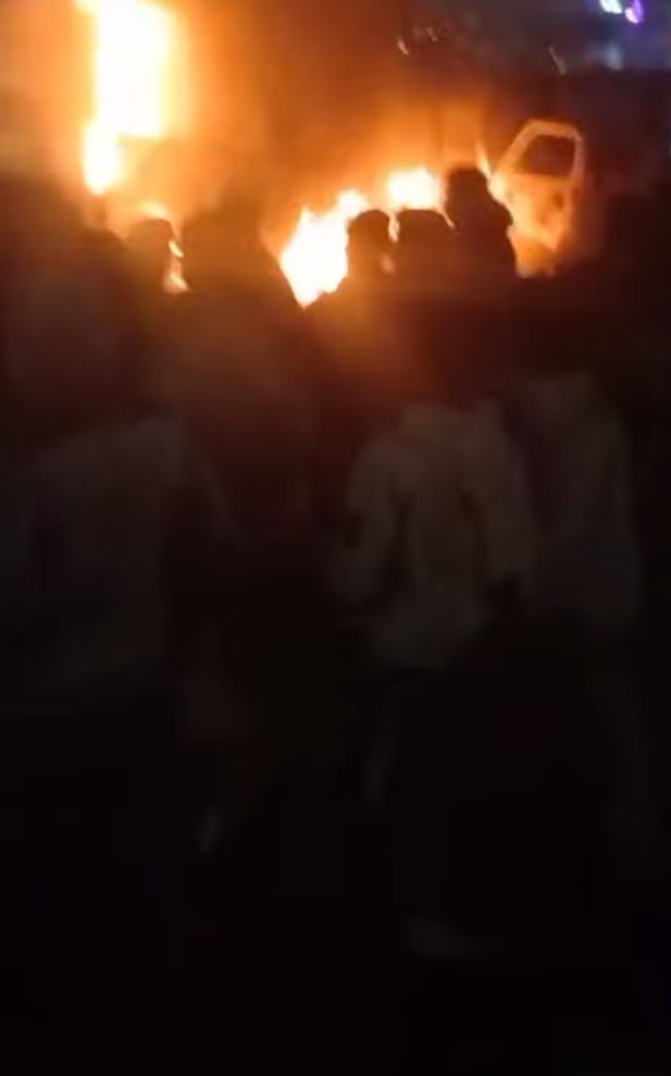 لحظة إشتعال النار بالسيارة&nbsp;