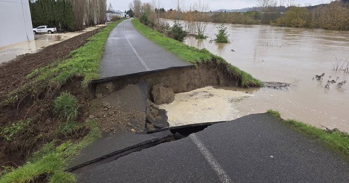 <strong>انهيار سد</strong>