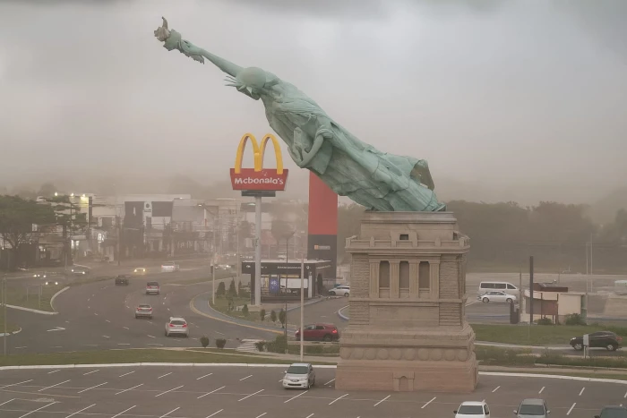 <strong>انهيار نسخة تمثال الحرية في غوايبا بالبرازيل</strong>