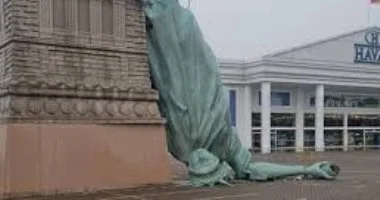 <strong>انهيار نسخة تمثال الحرية في غوايبا بالبرازيل</strong>