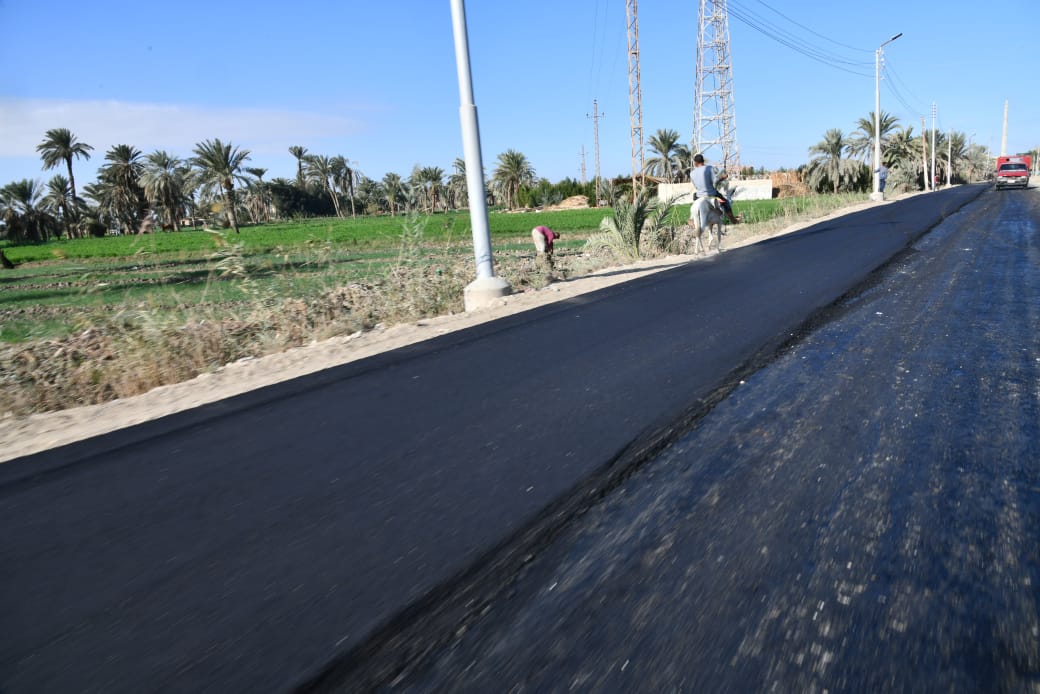 بتكلفة ١٧،٥ مليون جنيه.. محافظ الفيوم يتفقد أعمال رصف طريق جبل سعد الشواشنة
