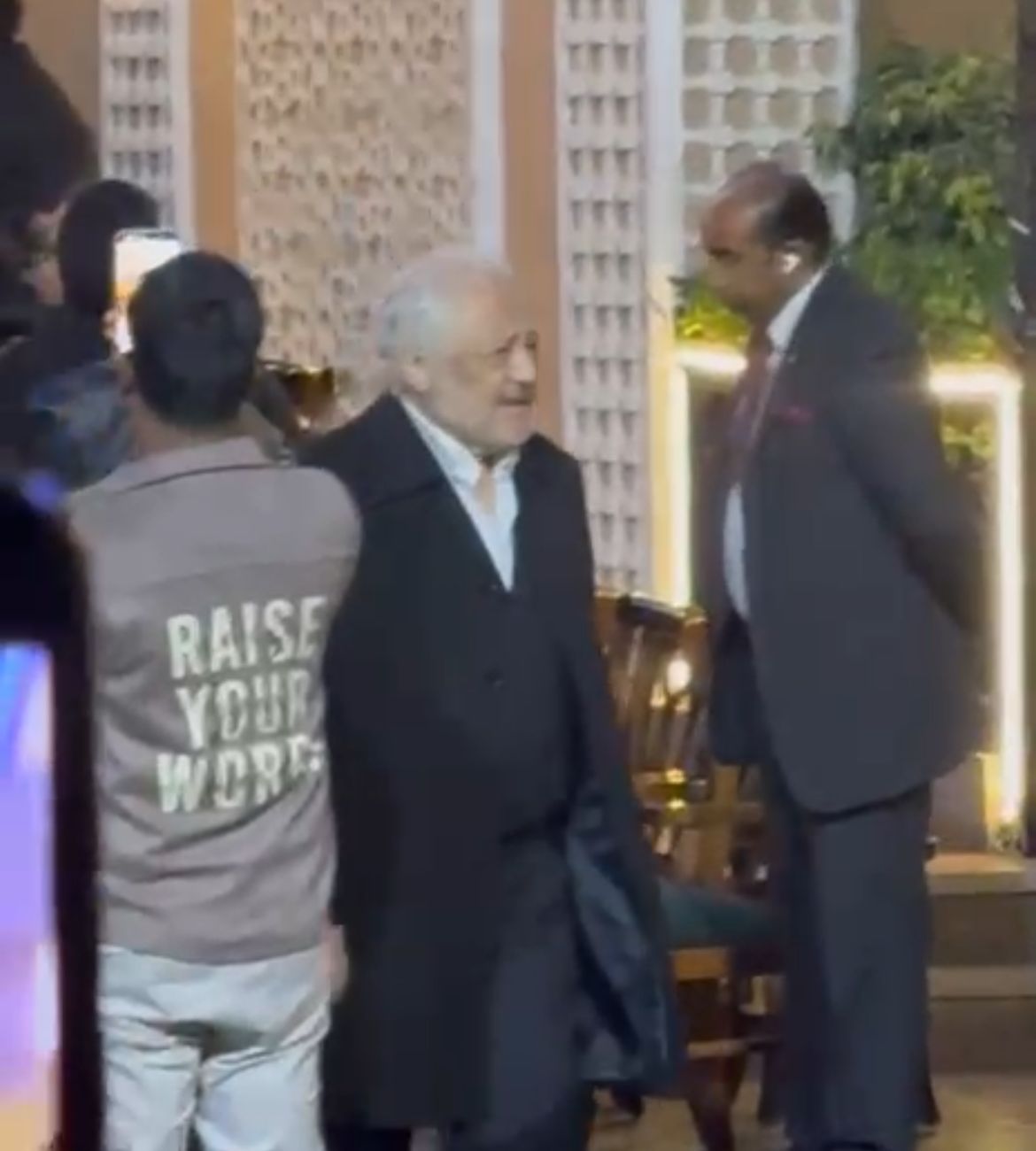 خالد زكي في عزاء شقيقة عادل إمام