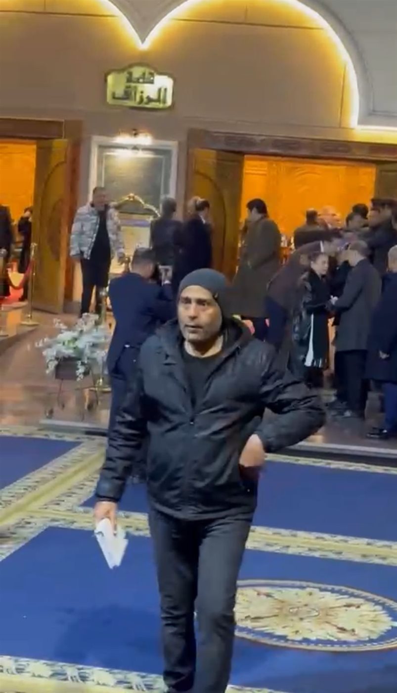 محمود عبدالمغني في عزاء شقيقة عادل إمام