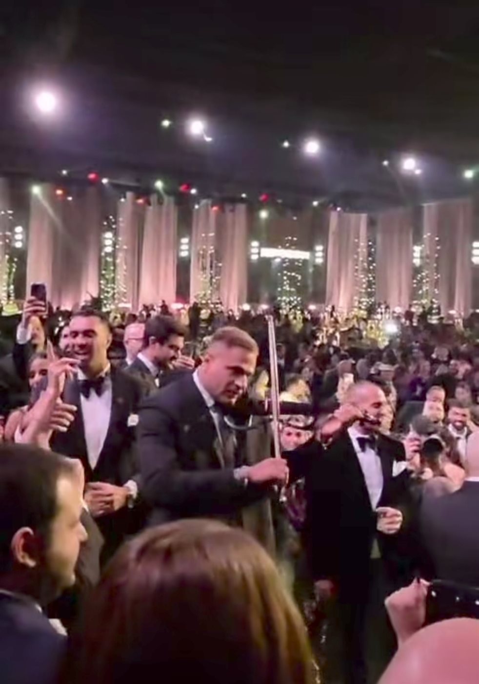 محمد نور يعزف على الكمان في حفل زفاف مدير أعمال عمرو دياب&nbsp;