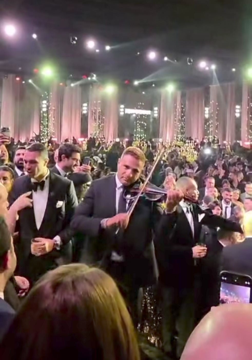 محمد نور يعزف على الكمان في حفل زفاف مدير أعمال عمرو دياب&nbsp;