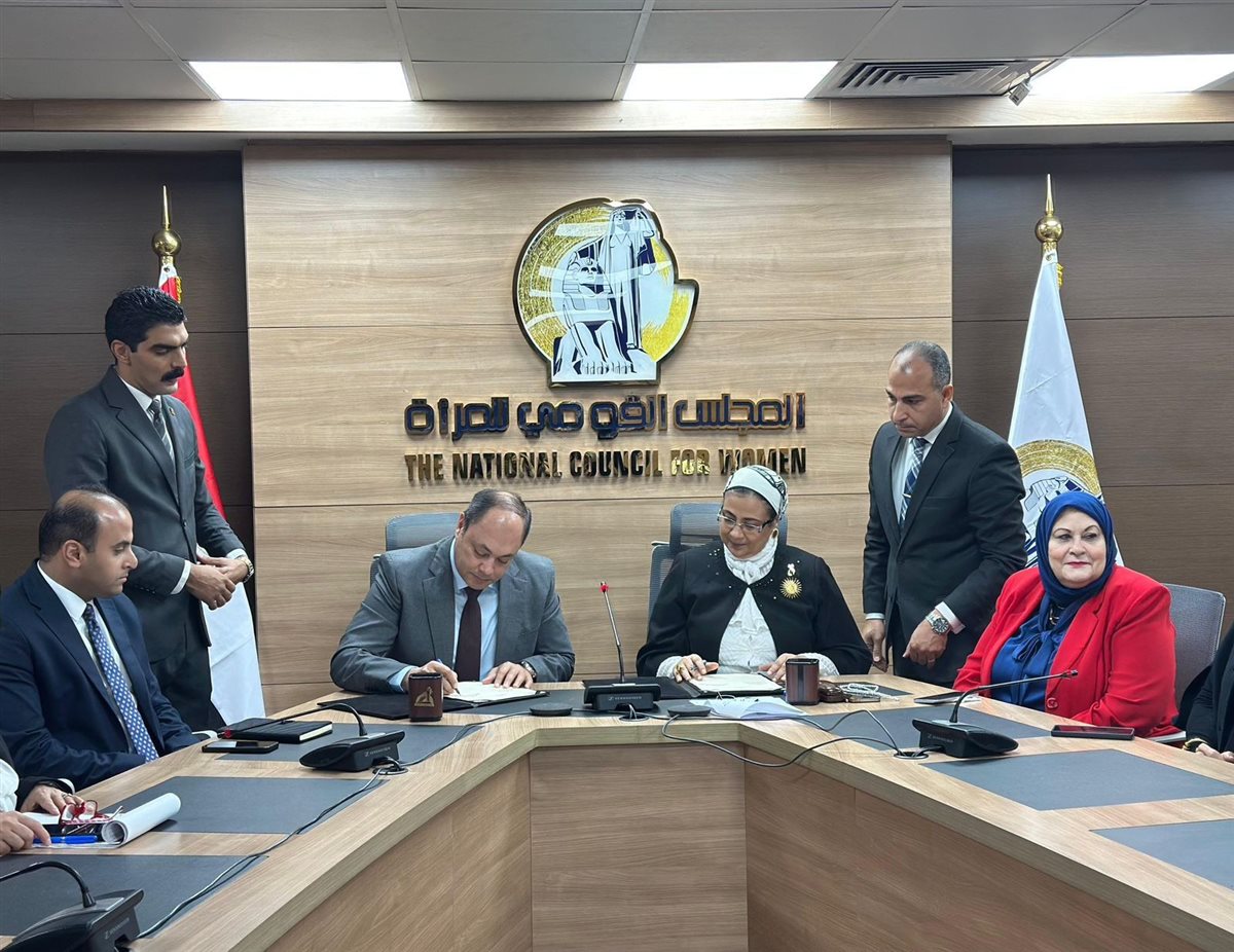 جانب من التوقيع