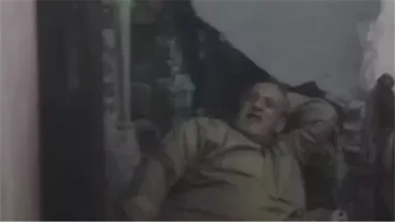 المسن داخل منزله