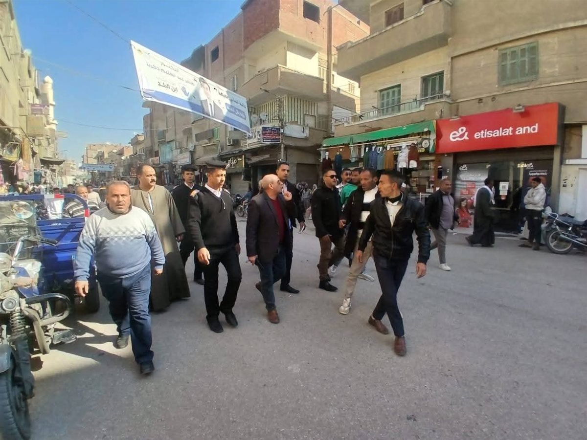رئيس مركز ومدينة طامية يقود حملة مكبرة لرفع الإشغالات بالميادين والشوارع الرئيسية