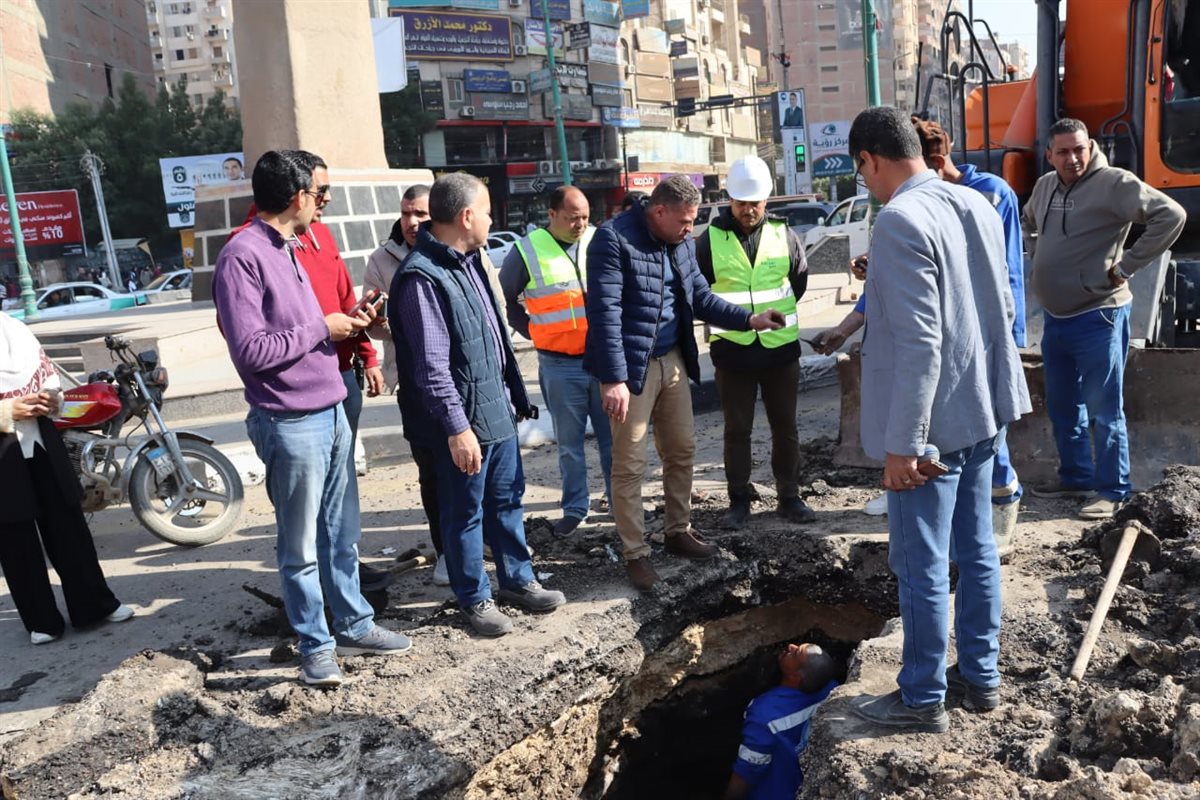 رئيس مياه الفيوم يتفقد أعمال إصلاح خط مياه الشرب بميدان المسلة