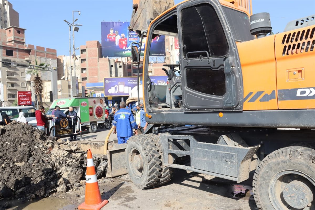 رئيس مياه الفيوم يتفقد أعمال إصلاح خط مياه الشرب بميدان المسلة