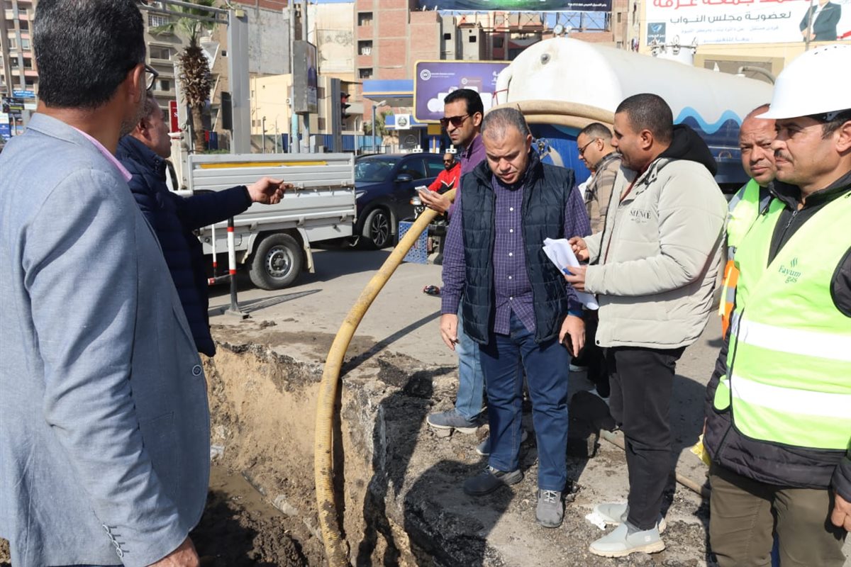 رئيس مياه الفيوم يتفقد أعمال إصلاح خط مياه الشرب بميدان المسلة