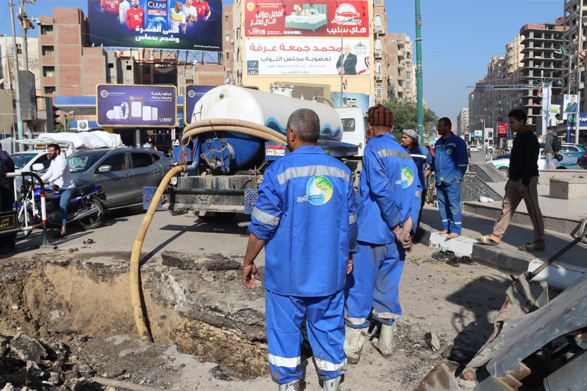 رئيس مياه الفيوم يتفقد أعمال إصلاح خط مياه الشرب بميدان المسلة