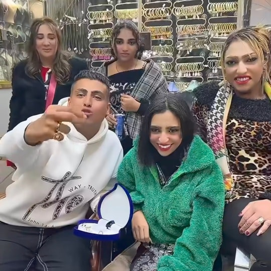 <strong>خطوبة كروان مشاكل&nbsp;وحفيدة شعبان عبد الرحيم</strong>