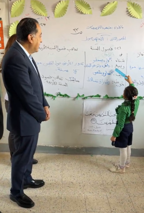 رئيس الوزراء يتابع شرح الطالبة