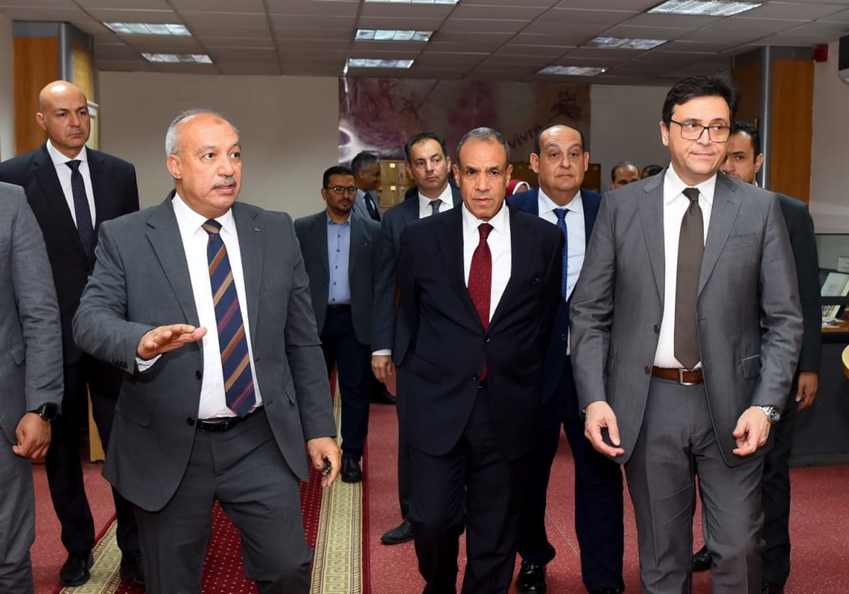 <strong>وزير الخارجية يتسلم وثائق ومستندات وخرائط تاريخية بعد ترميمها</strong>