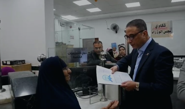 جبر الخواطر لا يقدر بثمن.. محافظ الفيوم يصغى لشكوى مسنه