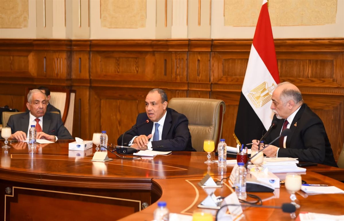 <strong>وزير الخارجية يجتمع مع أعضاء بمجلس الشيوخ</strong>