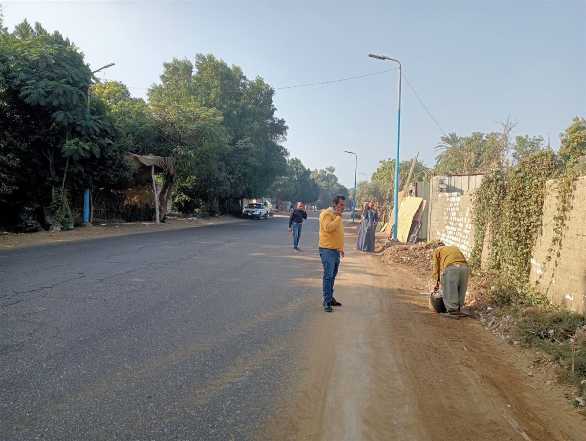 حملة مكبرة لتكثيف أعمال النظافة بطريق ابشواي الفيوم السياحي بقرية سنرو<br>&nbsp;