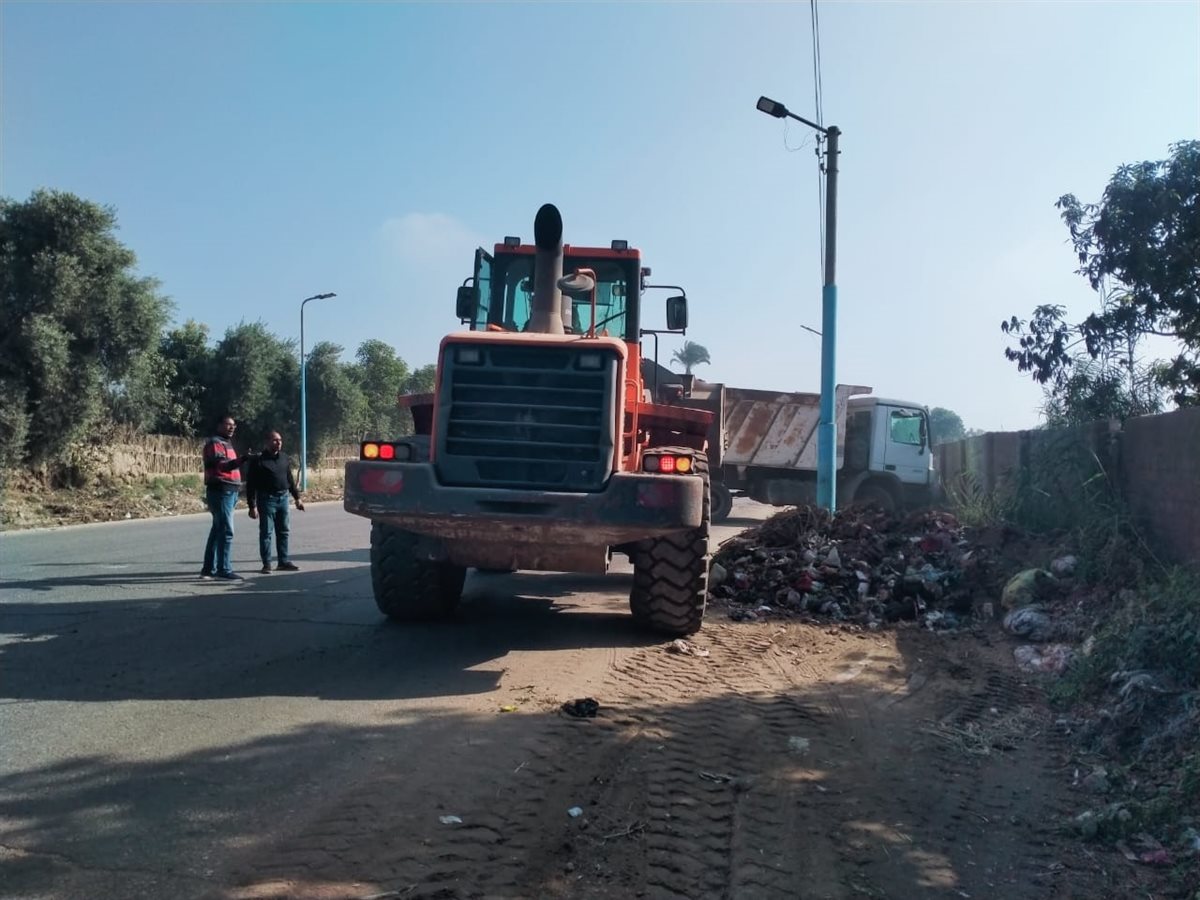 حملة مكبرة لتكثيف أعمال النظافة بطريق ابشواي الفيوم السياحي بقرية سنرو<br>&nbsp;