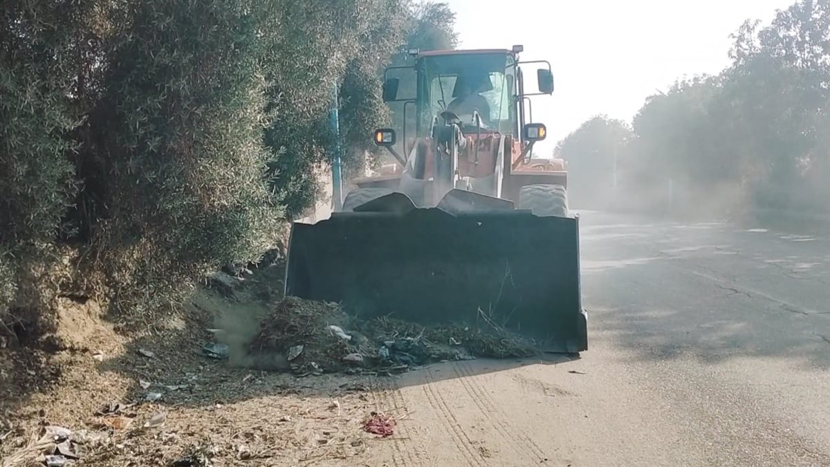 حملة مكبرة لتكثيف أعمال النظافة بطريق ابشواي الفيوم السياحي بقرية سنرو<br>&nbsp;