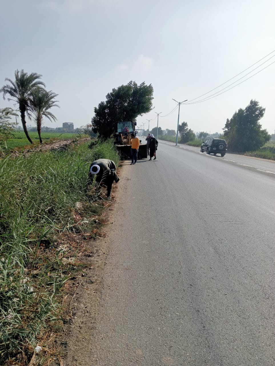 حملة مكبرة لتكثيف أعمال النظافة بطريق ابشواي الفيوم السياحي بقرية سنرو<br>&nbsp;