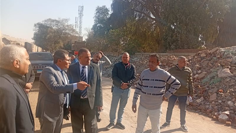 جانب من عمليات إزالة القمامة بعين الصيرة