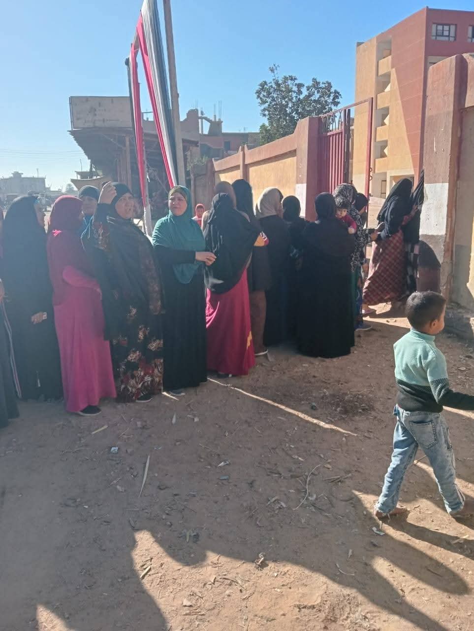 توافد الناخبين على اللجان الإنتخابية بجولة الإعادة بالدائرة الأولى والرابعة با