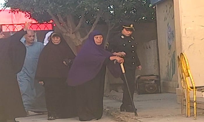 لفتة إنسانية بلجان التصويت.. الشرطة النسائية تساند مسنة في انتخابات الفيوم