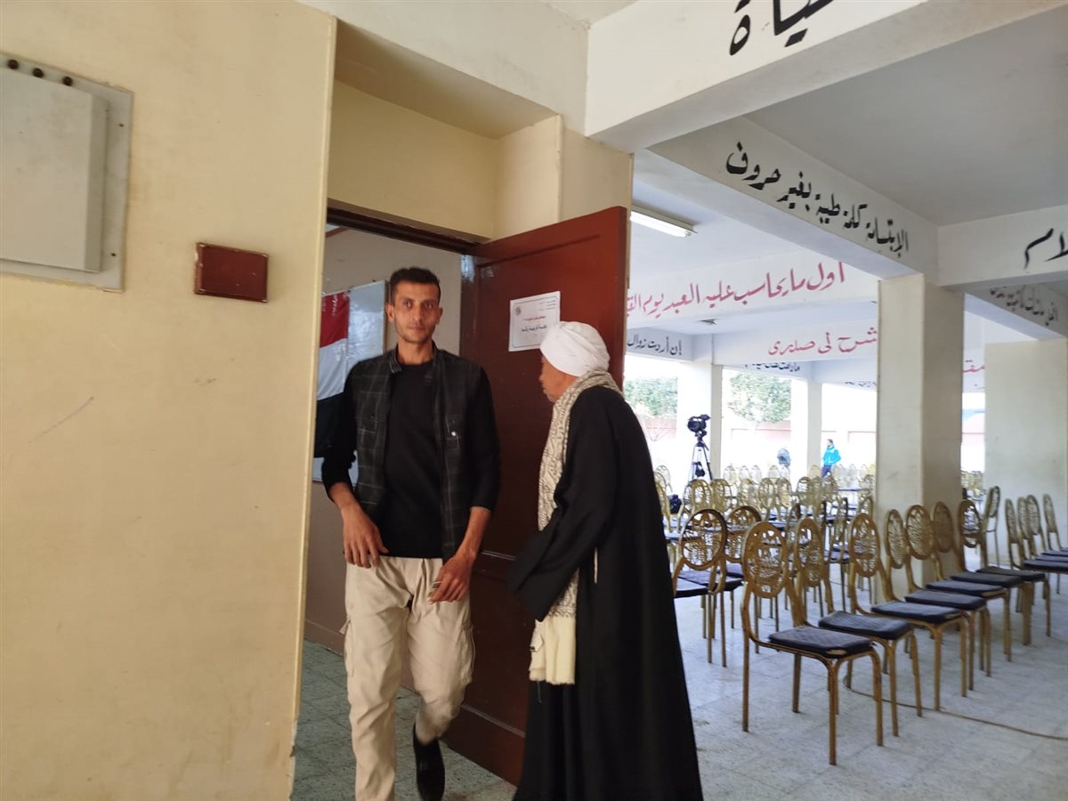 إقبال من الناخبين في الساعات الأولى لليوم الثاني والأخير من جولة الإعادة بانتخابات مجلس النواب بلجنة كفور النيل بالفيوم