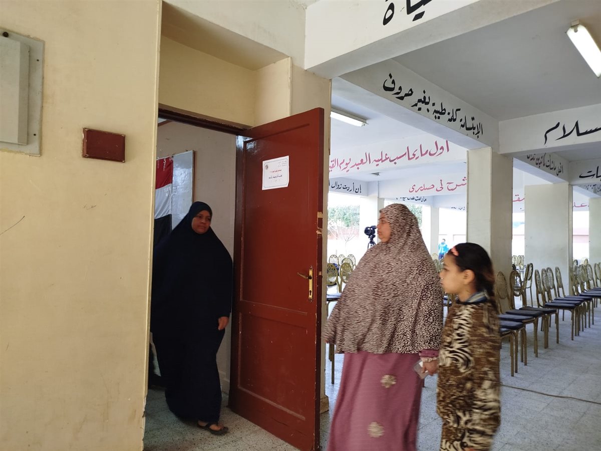 إقبال من الناخبين في الساعات الأولى لليوم الثاني والأخير من جولة الإعادة بانتخابات مجلس النواب بلجنة كفور النيل بالفيوم