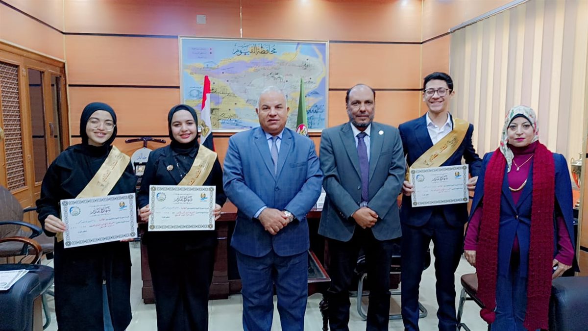 وكيل التعليم يكرم الفائزين في مسابقة الطالب المثالي والطالبة المثالية بمحافظة الفيوم