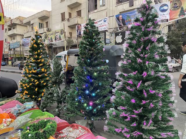 أسعار أشجار وزينة رأس السنة في الأسواق المصرية