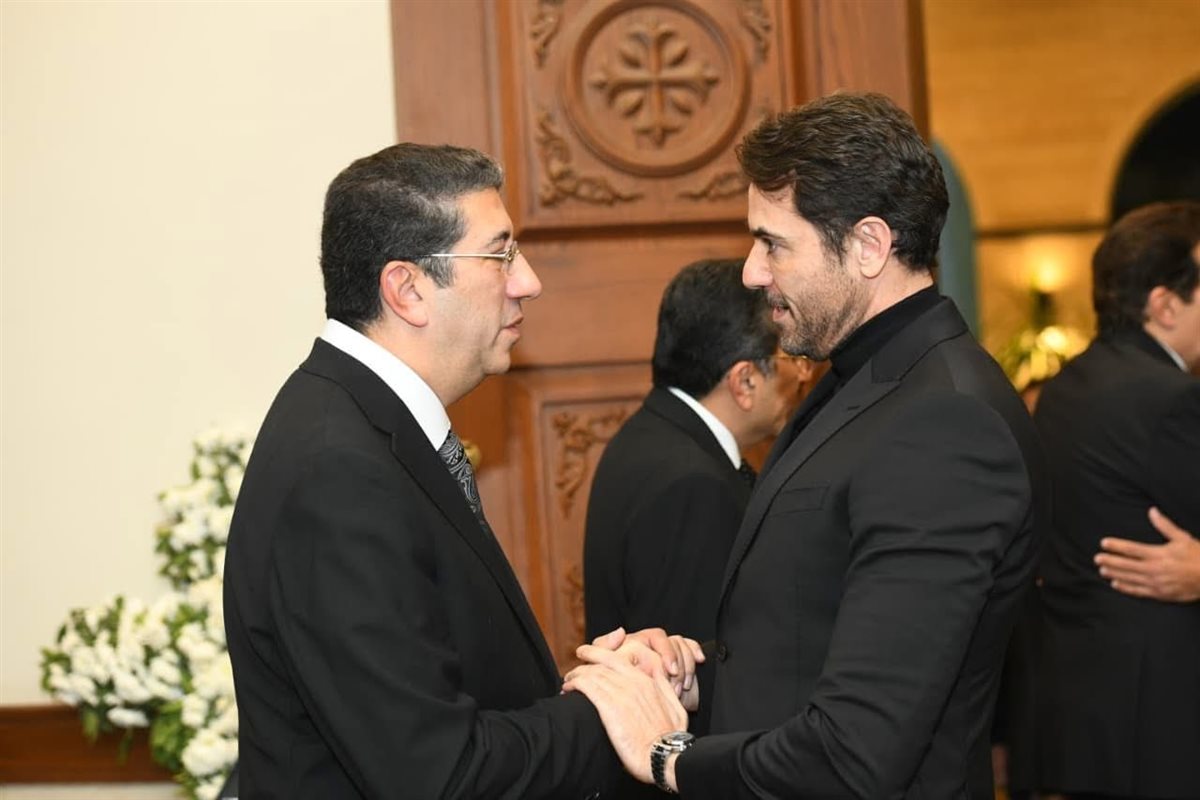 نجوم الفن في عزاء والدة الفنان هاني رمزي