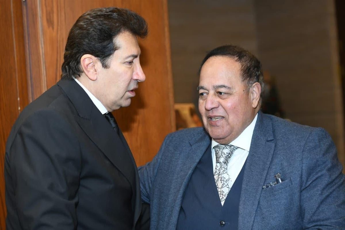نجوم الفن في عزاء والدة الفنان هاني رمزي