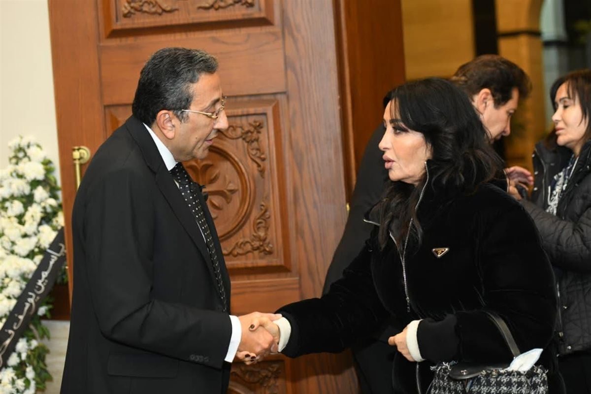نجوم الفن في عزاء والدة الفنان هاني رمزي