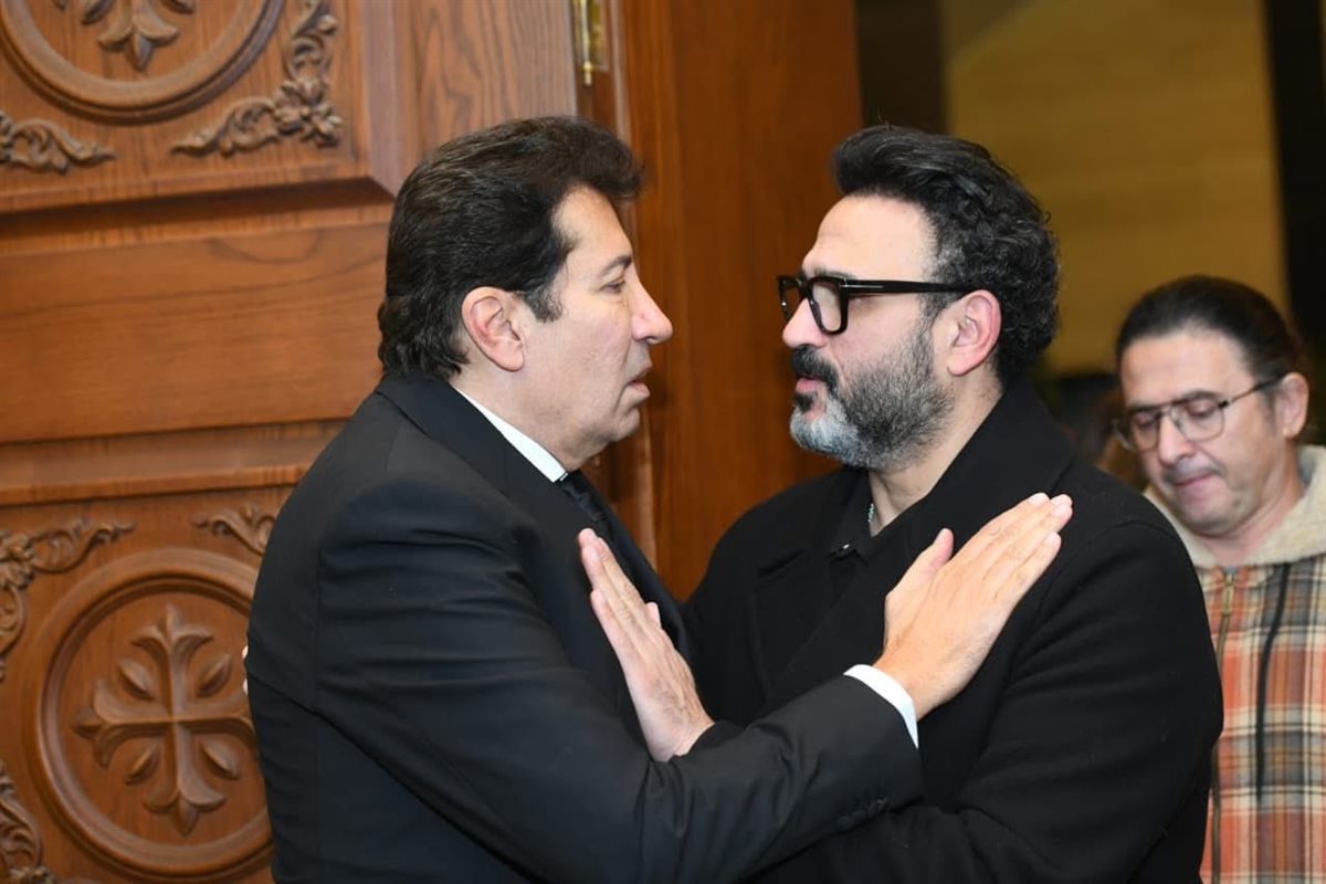نجوم الفن في عزاء والدة الفنان هاني رمزي