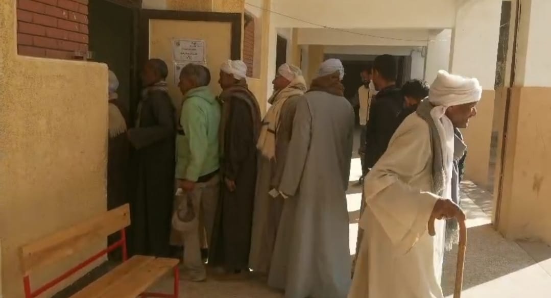 إقبال من كبار السن على لجنة مدرسة العزيزية بجولة الإعادة بالدائرة الثالثة