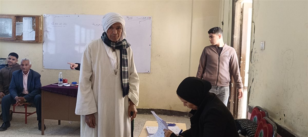 إقبال من كبار السن على لجنة مدرسة العزيزية بجولة الإعادة بالدائرة الثالثة