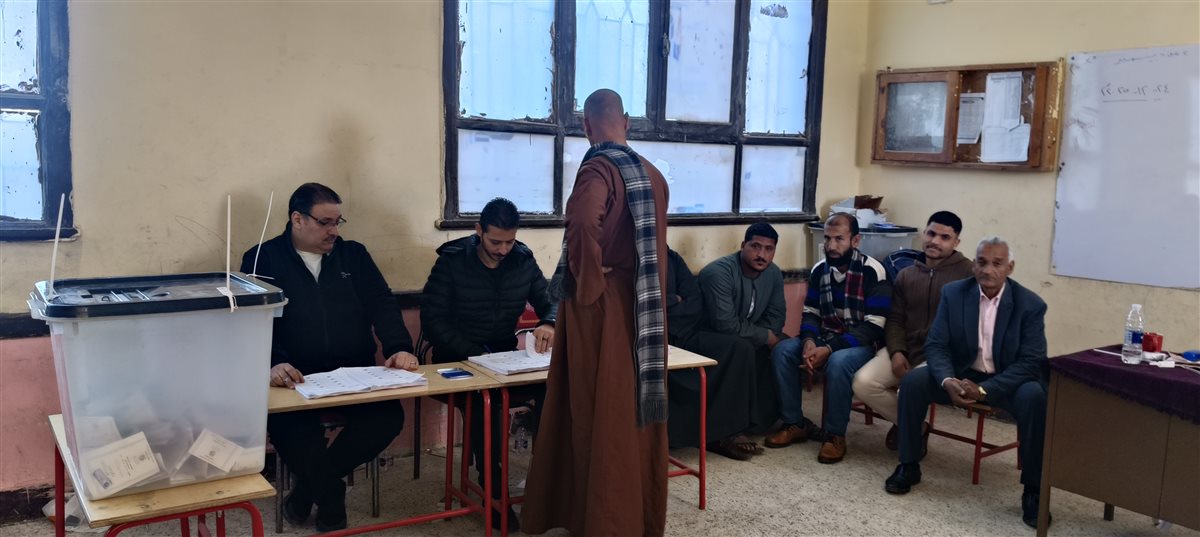 إقبال من كبار السن على لجنة مدرسة العزيزية بجولة الإعادة بالدائرة الثالثة