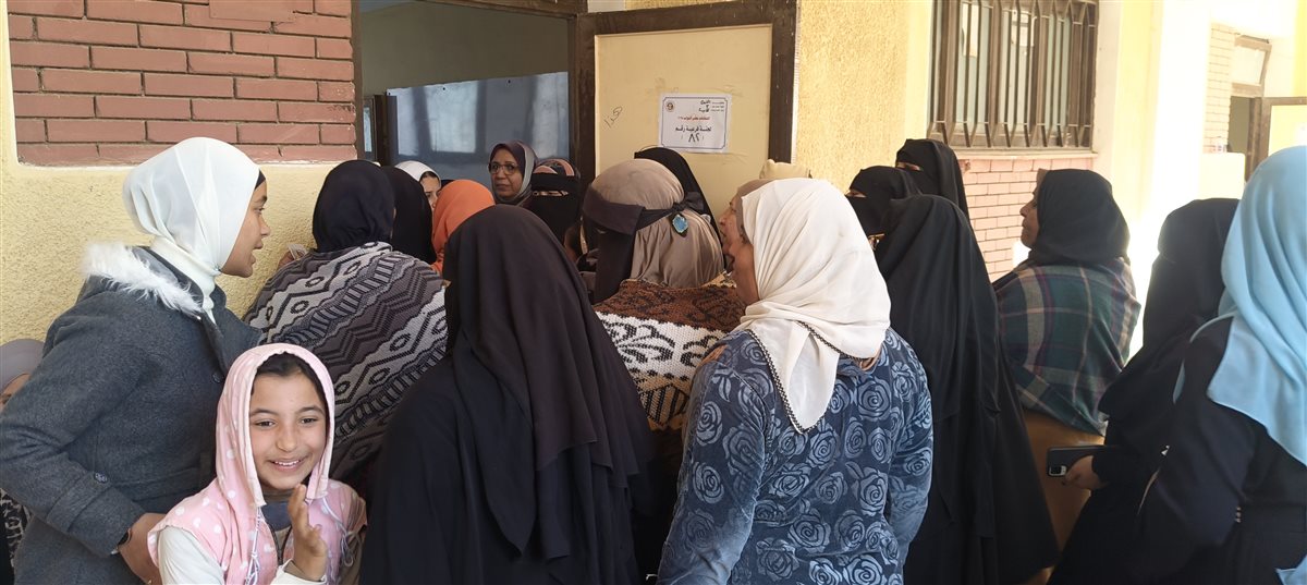 إقبال كبير من السيدات على لجنة مدرسة العزيزية بجولة الإعادة بالدائرة الثالثة بالفيوم&nbsp;