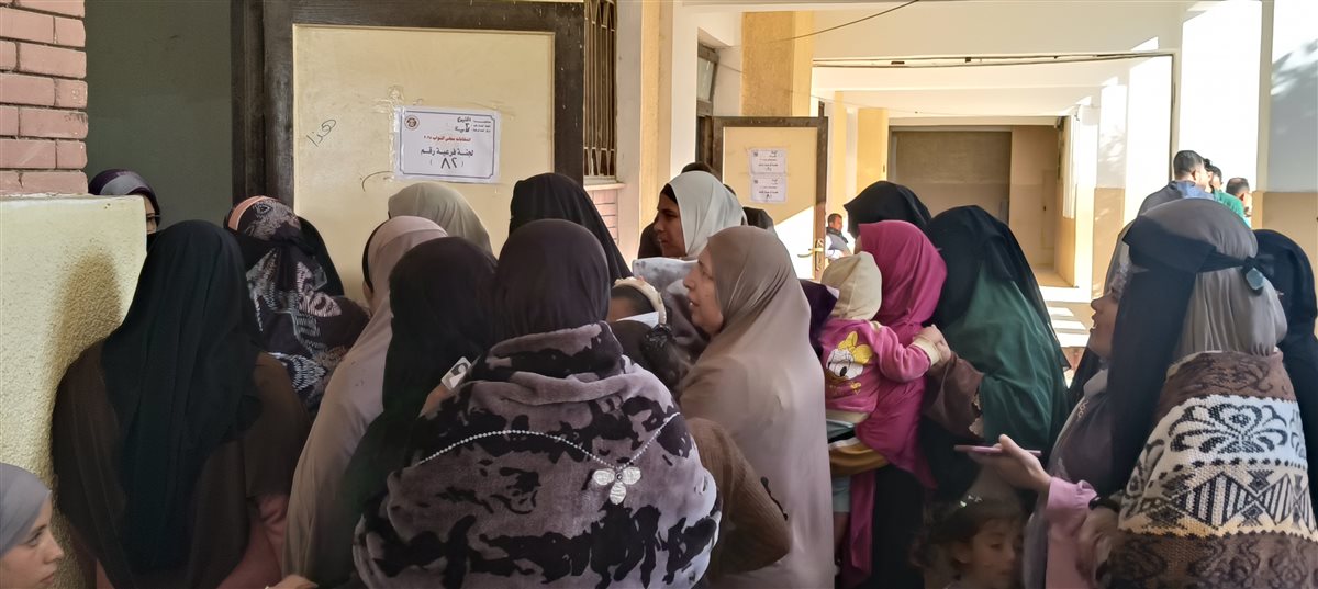 إقبال كبير من السيدات على لجنة مدرسة العزيزية بجولة الإعادة بالدائرة الثالثة بالفيوم&nbsp;